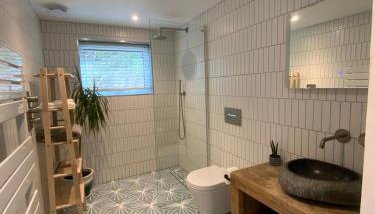 Little Chi - Photo 5, Shower