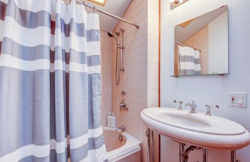 Riverside retreat with stunning views, historic charm - Coastal adventure awaits - Foto 28