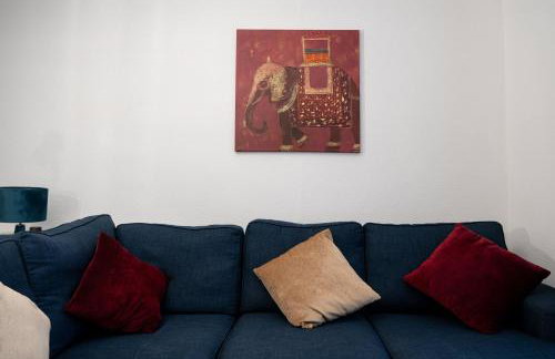 Stylish 4BR House, Sleeps 7, High-Speed Wi-Fi, Long Stay Friendly - Foto 31