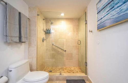 Modern Condo by the Beach, Water Taxi Stop, Prime Location! - Foto 2