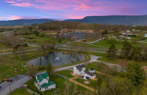 Pondview 4BR Cabin-Walk to Caverns, Hot Tub, Wi-Fi - Foto 30