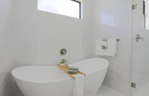 KING BED - FREE Pool Heat - 85 in TV - 4BR Villa - Foto 33