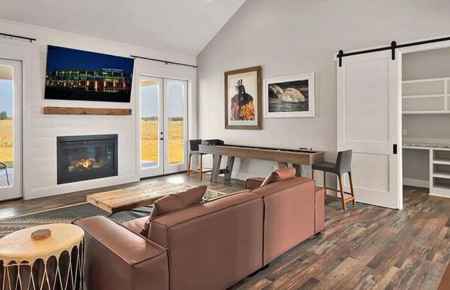 New Luxury Texas Farmhouse - Photo 11