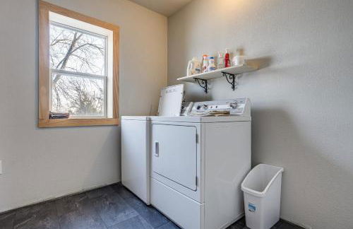 Family Fun on Lake Bemidji! Spacious Home with Yard - Foto 31