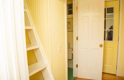 Little Stuga - Cute cozy cottage - minutes from downtown and Oval Beach! - Foto 18