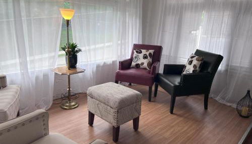 Charming 3 Bedroom Cottage Apartment in a Tudor-Style Home - Foto 3