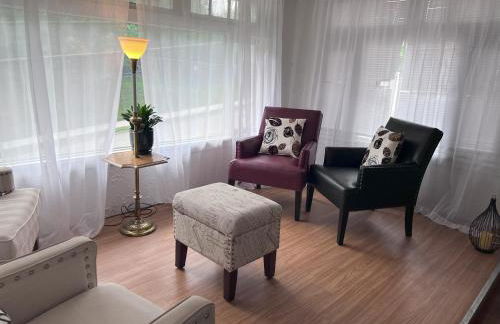 Charming 3 Bedroom Cottage Apartment in a Tudor-Style Home - Foto 3