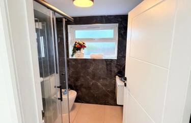 Bright Modern Apartment - Photo 16