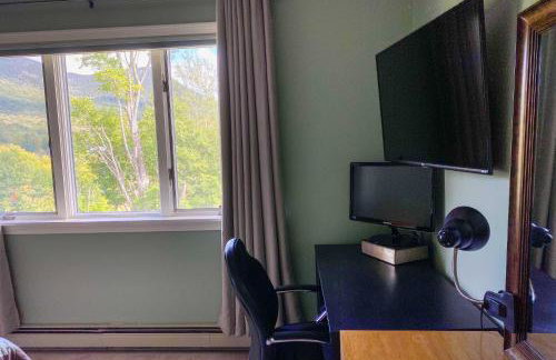 Spacious Ski-inandOut Black Mountain Home with Deck! - Foto 16