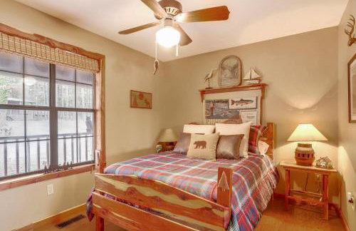 Deck and Fire Pit Waterfront Cabin in Greers Ferry! - Foto 11