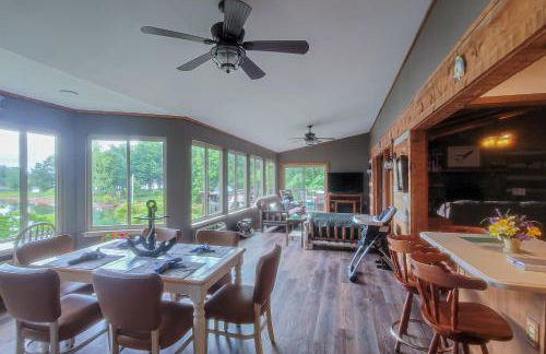 Scenic Lakefront Cabin Dock Water Activities Games - Foto 15