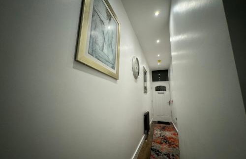 Luxury 6-Bed House - 6 En Suite- Jaquzzi Baths - Private Parking - Suitable for contractors - Foto 2