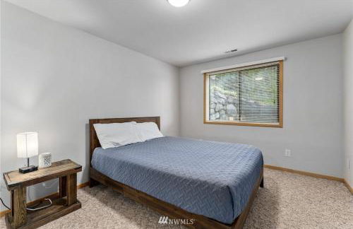 Beautiful Private Lake Lodge with Private Dock and Mountain Views - Foto 35