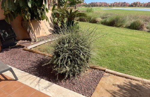 BEL APPARTEMENT REZ De CHAUSSEE AVEC DOUBLE TERRASSE FACE AU LAC ET AU GOLF - Foto 3