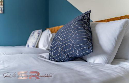 4-BR Hayes Home, Guests 8 - Ideal for Long term stays, Fast unlimited Wi-Fi - Foto 17