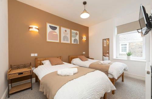 Sleeps 6. Free Wifi. Free Parking central location. - Photo 41