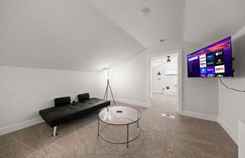 Spacious 6 Bed House near Airport, Pet-Friendly, Close to AFB - Photo 25