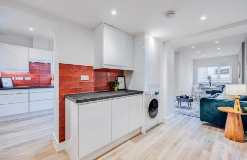 4 Bedroom 4 Bathroom House - Sleeps 7 - Prime Location, Free Parking, Self-Check-In, Workspace, Fast Wifi and Smart TV with Virgin TV and Netflix by Yoko Property - Photo 18