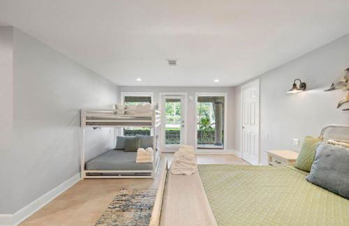 Waterfront oasis with private pool, game room, fire pit and volleyball court - Foto 59