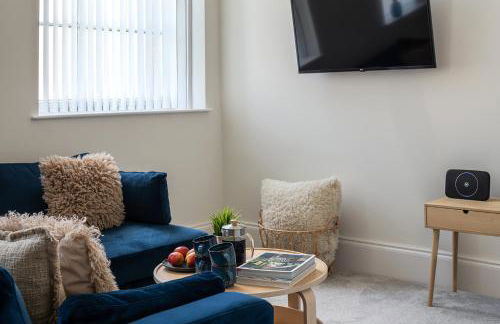 Charming 2 Bedroom Apartment in a Converted Chapel - Free Parking, Smart TV, Fast WiFi and Self-Check-In by Yoko Property - Foto 14