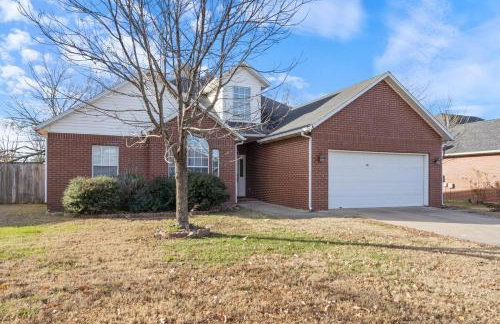 Spacious 6 bed Bentonville House, Sleeps 12, Smart TVs, Wi-Fi - Foto 29