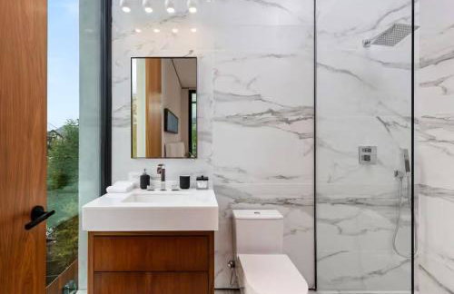 Luxurious 5BR Villa in BH with Pool, Theater, and Views - Foto 11