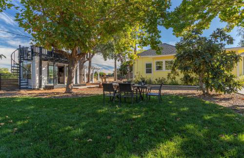 Relaxing 3BR Home with Vineyard View Rooftop Deck and Game Room - Foto 40