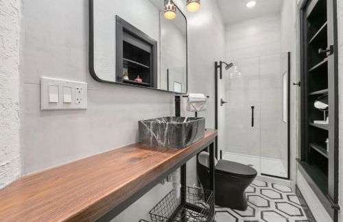 Old Town Retreat with Hot Tub - Steps from CSU! - Photo 19