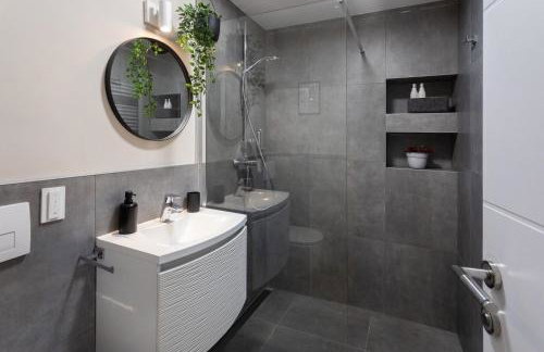 Stylish Urban Oasis - Design 2BR Apartment with Parking - Photo 8