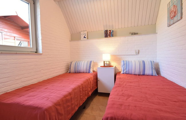 Snug Holiday Home in Herkingen with Hot Tub in Garden - Foto 4