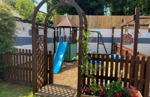 5-Bed Home - Sleeps 12 Pool Garden & Play Area - Foto 8