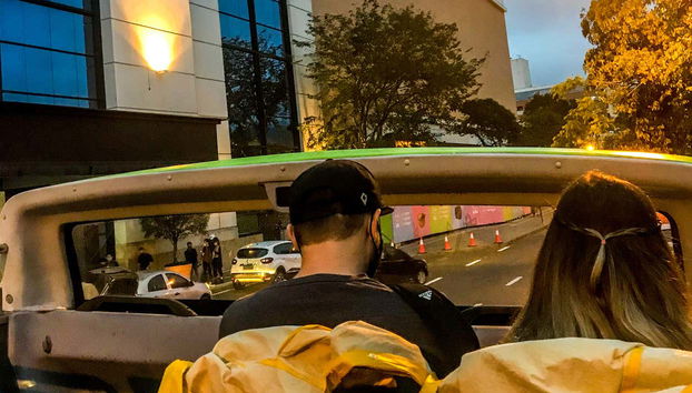 Desfrutando do tour de ônibus panorâmico ao entardecer