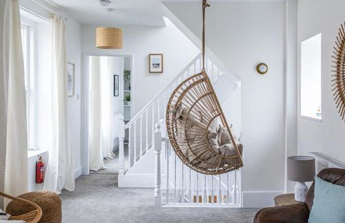 Bright & beautiful 4 bedroom house with sea views - Photo 4