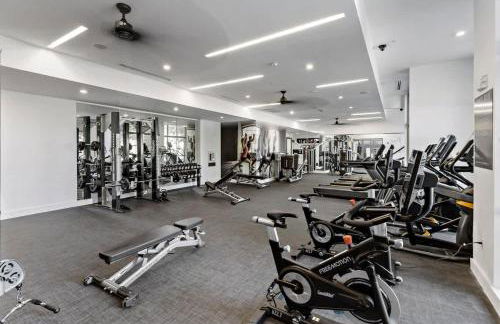 Spacious 2BD - 5 Min DT, Gym, Parking, W-D - Sleep 12 - Foto 3