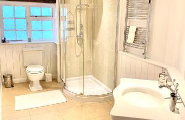 Farmhouse Retreat with Hot Tub, Pool, Horses, Games Room, Free Car Park, Only 45 min from Oxford Circus - Foto 76