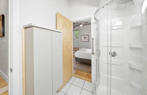 Huge Retrea w Rooftop Deck Stay At Farmers Market - Foto 19