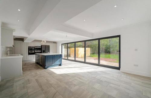 Luxurious Relaxing 6 Bed House for great comfort - Photo 19