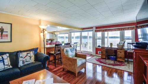 Bayfront Port Hadlock Retreat with Grill and Deck! - Foto 4