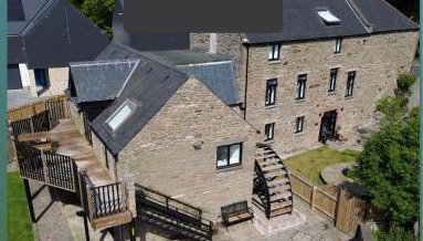 CORN FLOUR LODGE at PITKERRO MILL with HOT TUB 3 double bedrooms with TVs, 1 en-suite, 2 further bathrooms, fully equipped kitchen, large family dining area, FREE parking, WiFi, private garden, short, mid,longterm stays available with HONEYCOMB HOSTS - Foto 3
