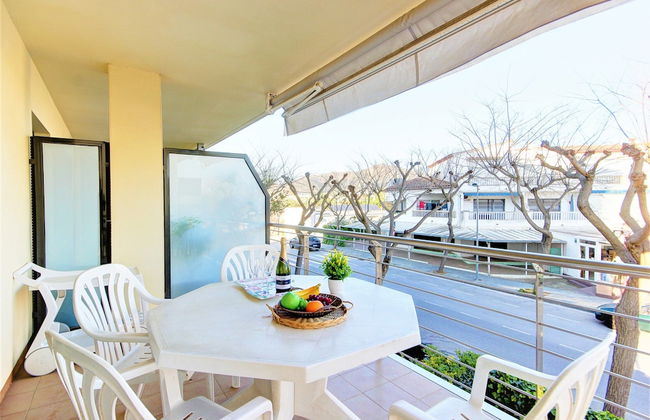 Beachfront Apartment in Roses - Photo 14