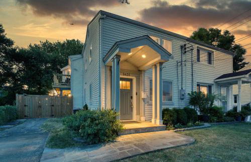 Patio Paradise Stylish 3BR Home with Gaming Room - Photo 31