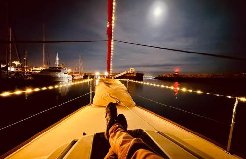 Sleep aboard a modern sailboat in Oeiras - Photo 31