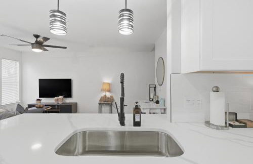 Walk to SXSW Venue, 2025 New Build Beauty at UT, Downtown, King Beds - Foto 11