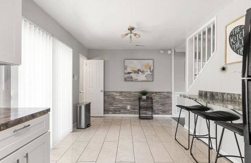 Fly In Style! Charming Townhome 6 Mins from RIC! - Foto 27