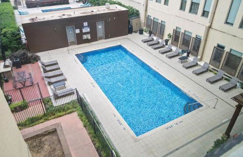 Beautiful Downtown Apartment with Parking, Laundry, & Pool - Photo 28