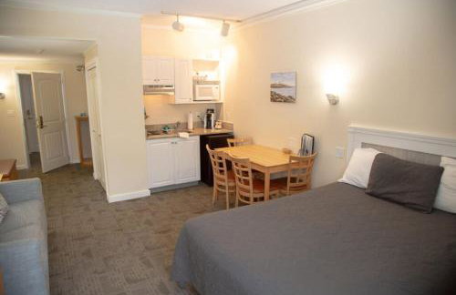 Courtyard Resort - Photo 7