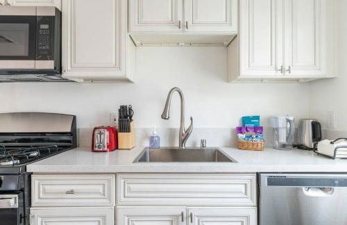 Modern 2BR Condo with King Bed & Balcony near LA - Foto 30