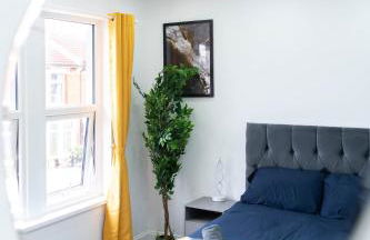 Open Mind Property - 6 Luxury Bedrooms with Free Parking - Photo 5