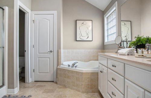 Stunning 5BR Villa Large Hot Tub & Scenic Yard - Foto 36