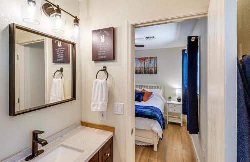 Near Woodland Lake Park Home with Fire Pit! - Foto 15